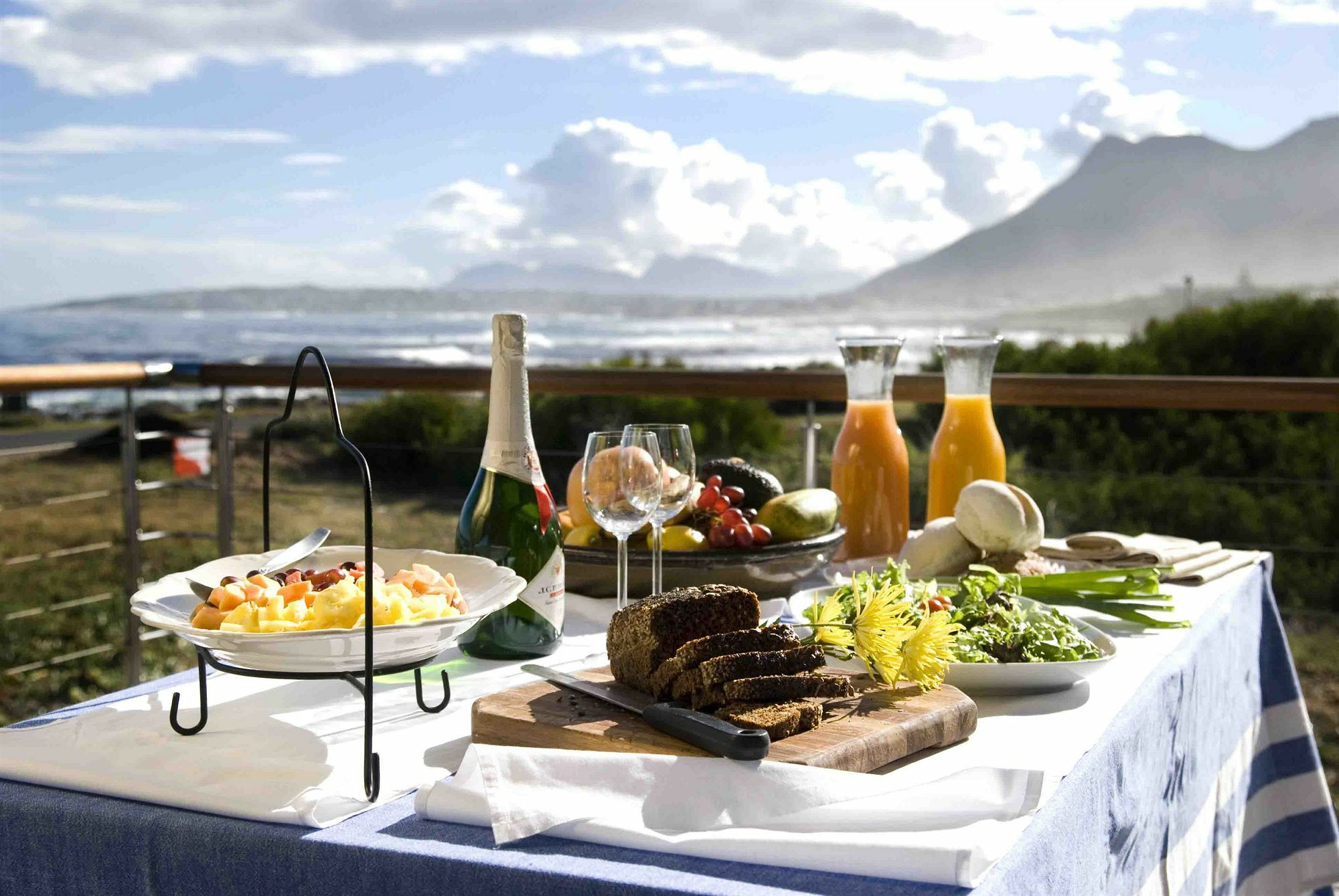 138 Marine Beachfront Guesthouse Hermanus Exterior photo